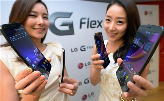 [포토]휘어진 폰 'LG G 플렉스' 나왔어요