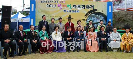 천년의 향기가 스민 ‘청태전’가을 강가, 첫 무대에 오르다