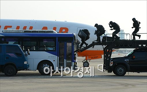 [포토]버스탈취 진압훈련