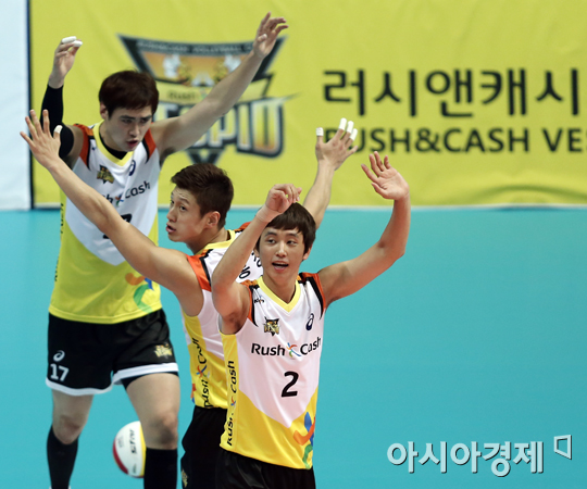 [포토] 러시앤캐시 '홈 개막전 잘 치뤄보자~'