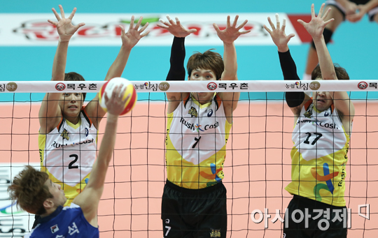 [포토] 러시앤캐시 '곽승석을 막아라'