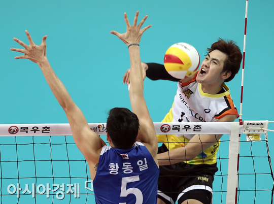 [포토] 스파이크 때리는 러시앤캐시 심경섭