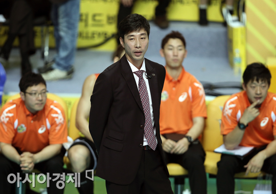 [포토] 경기 지켜보는 김세진 감독 '신생팀의 반란 기대하시라~'