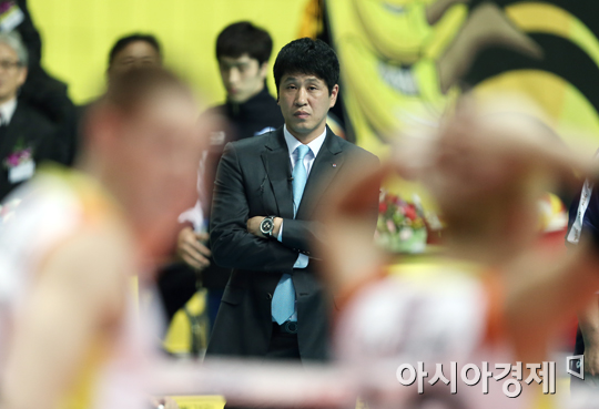 [포토] 경기 지켜보는 대한항공 김종민 감독