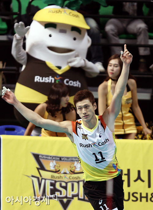 [포토] 첫 세트 따내고 기뻐하는 김홍정