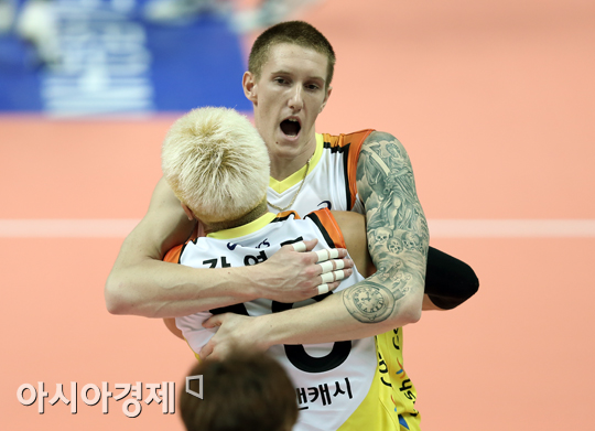 [포토] 바로티-강영준 '남자들의 뜨거운 포옹'