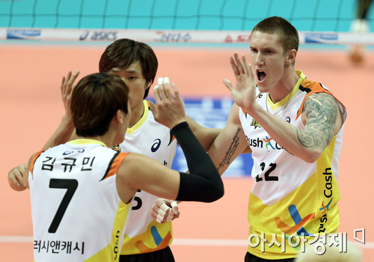 [포토] 득점에 기뻐하는 러시앤캐시 선수들