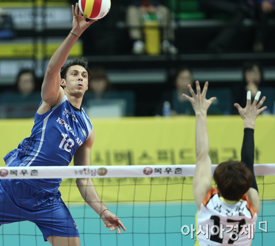 [포토] 마이클 '살짝 넘겨볼까'