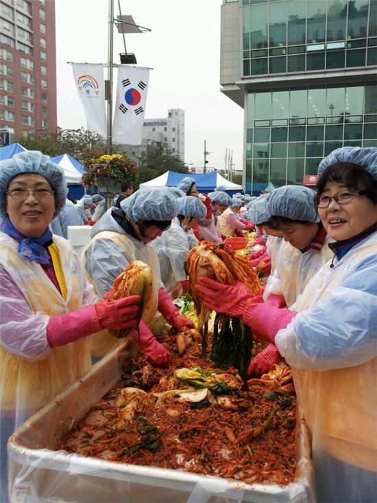 서울 자치구들 사랑의 김장 담가 이웃에 배달 