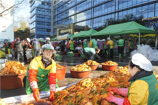 서울 자치구들 사랑의 김장 담가 이웃에 배달 