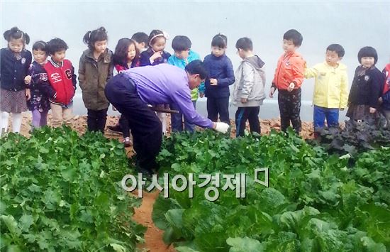 [포토]동명행복나눔 텃밭에 어린이들 견학