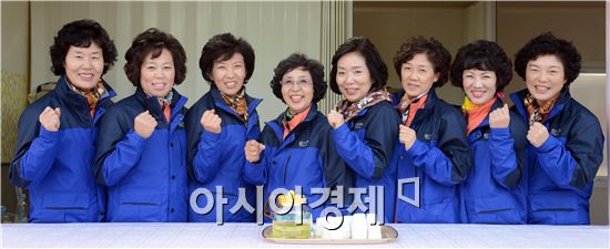 함평국향대전이 열리고 있는 엑스포공원에서 함평군 공직자 부인들로 구성된 여란회(회장 정송자.왼쪽에서 네번 째))회원들이 국화차 시음장에서 파이팅을 외치면서 기념사진을 촬영하고 있다. 노해섭 기자 nogary@