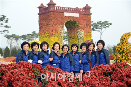 함평국향대전이 열리고 있는 엑스포공원에서 함평군 공직자 부인들로 구성된 여란회(회장 정송자.왼쪽에서 다섯번 째))회원들이 중앙광장 독립문앞에서 기념사진을 촬영하고 있다. 노해섭 기자 nogary@
