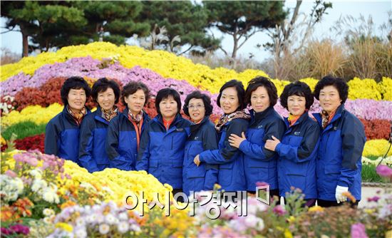 함평국향대전이 열리고 있는 엑스포공원에서 함평군 공직자 부인들로 구성된 여란회(회장 정송자.왼쪽에서 다섯번 째))회원들이 무지개 국화배경으로 기념촬영을 하고 있다. 노해섭 기자 nogary@