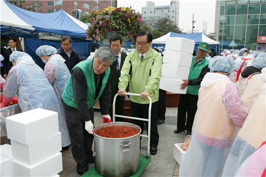 고재득 성동구청장, 사랑의 김장 담그기 동참 