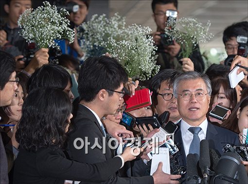 [포토]안개꽃 흔드는 지지자들