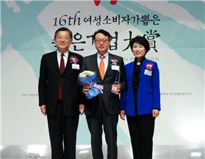 길정우 새누리당 국회의원(왼쪽)과 김창선 일동후디스 홍보 부장(가운데)이 기념 촬영을 하고 있다. 