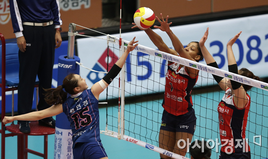 [포토] 황민경-조이스 '때리고 막고'