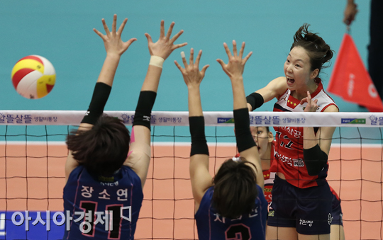 [포토] 백목화 '수비를 피해~'