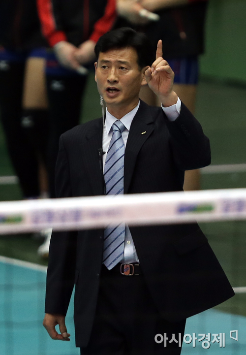 [포토] 지시 내리는 도로공사 서남원 감독