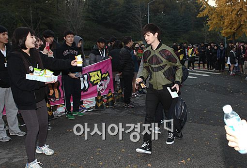 [포토]육성재, 멀리서도 빛나는 '훈남 비주얼'