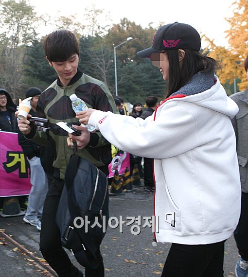 [포토]육성재, 팬들 선물 받으며 입장~