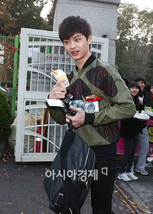 [포토]비투비 육성재, 두 손 가득 선물 받고 '인기 절정'