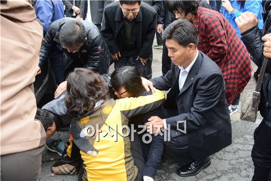 [포토]시험장 입구에 교통사고 난 수험생