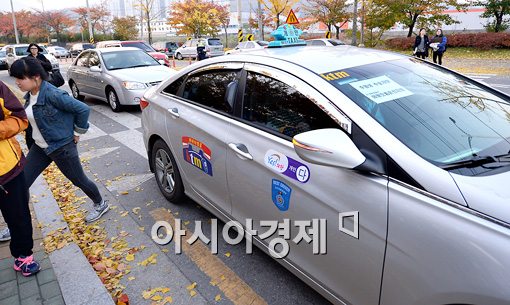 [포토]택시 수송차량 타고 시험장으로