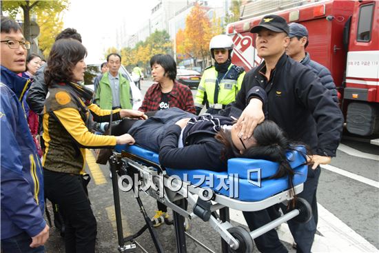 [포토]병원으로 실려가는 수험생