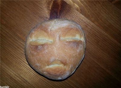 빵에 눈과 입이 달렸네? '외계인 얼굴 빵' 화제 