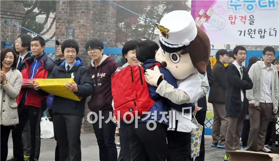 수험생 응원하는 광주광산경찰 포돌이·포순이