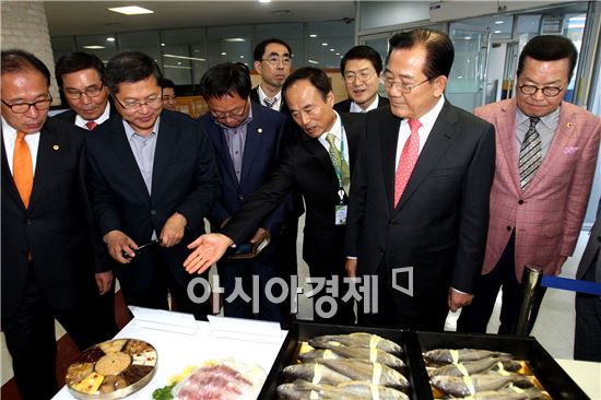 [포토]양식에 성공한 참조기 살펴보는 박준영 전남지사