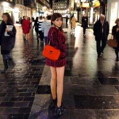 박봄 런던서 찍은 사진…'인형같은 미모와 각선미' 