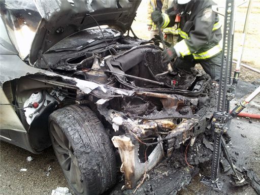 세 번째 테슬라 전기자동차 화재 사고가 미국 테네시주에서 발생했다. 사진=블룸버그 통신