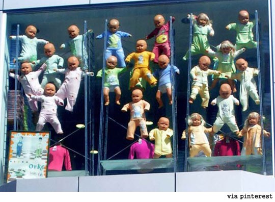 ▲아기 마네킹들이 가게 앞 진열대에 걸려있다(출처: 온라인 커뮤니티)