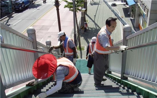 육교 청소 