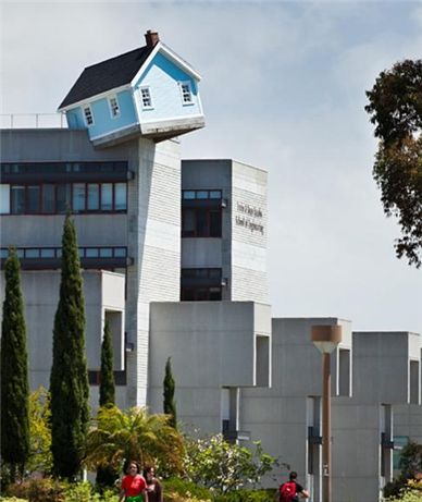 서도호가 캘리포니아대학 샌디에이고 캠퍼스(UCSD)의 공대1 건물에 올린 '떨어진 별(Fallen Star)' 사진=UCSD 사이트 캡처
