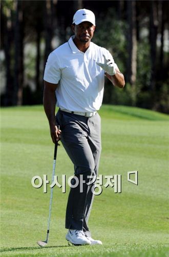 우즈, 9언더파 "스텐손 나와~"