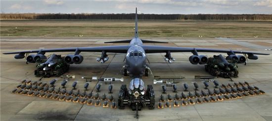 50살 B-52 스마트폭탄 운용 능력 대폭 늘린다