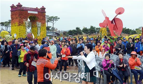 [포토]국화향기 가득한 축제장에서 멋진 춤을 