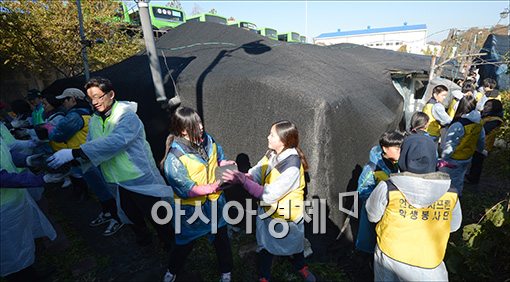 [포토]'비닐하우스촌에 사랑의 연탄 배달'