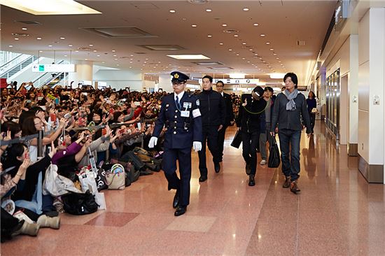 김재중, 비공개 日 입국에도 700여 팬 등장