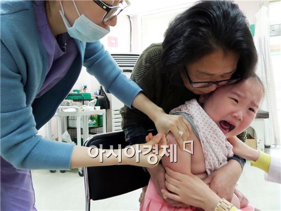 함평군이 드림스타트 대상 아이들에게 무료로 예방접종을 실시하고 있는 가운데 11일 한 아이가 예방접종을 맞으며 울음을 터트리고 있다.