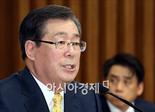 [포토]답변하는 황찬현 후보자