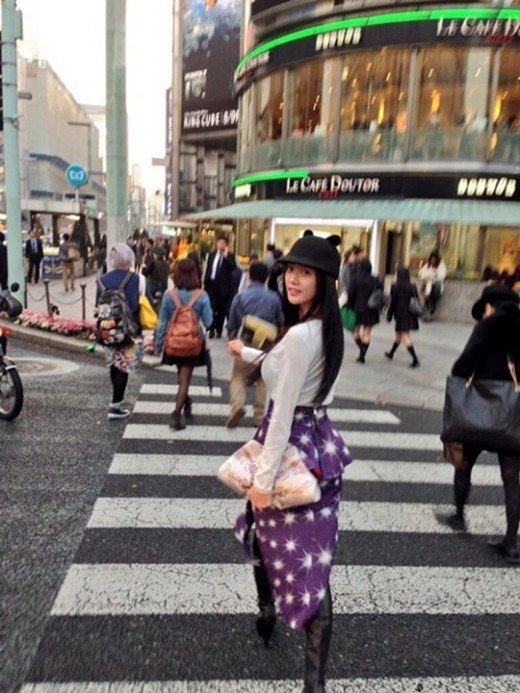 '클라라 일본 긴자'에서 포착…'품격 있는 섹시미'