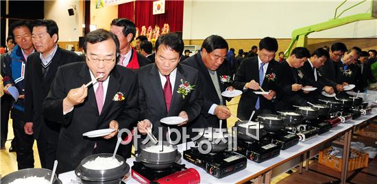 이강수 고창군수 등 참석자들이 20여 종류의 쌀밥을  시식회를 하고 있다.