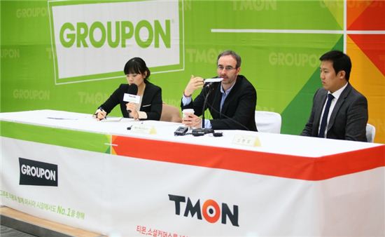 에릭 레프코프스키 그루폰 대표(가운데)와 신현성 티몬 대표(오른쪽)가 12일 서울 삼성동 코엑스에서 열린 기자간담회에서 질문에 답변하고 있다.