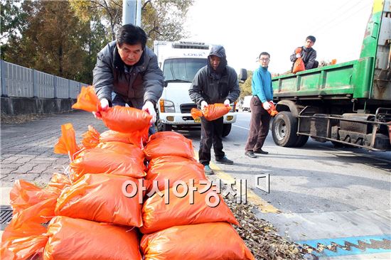 [포토]모래주머니 배치, 월동준비 한창 