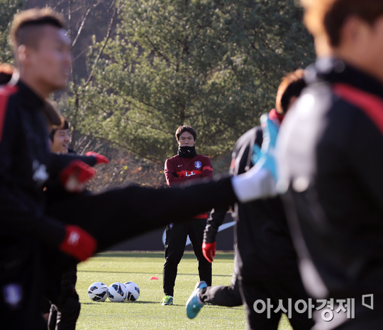 [포토] 홍명보 감독 '지켜보고 있다'